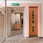 The Rose 307: Modern City Apartment With Pool